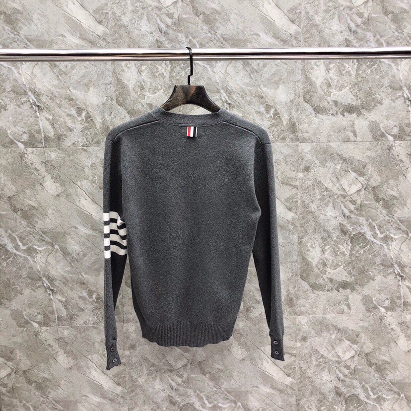 🔥 THOM BROWNE 汤姆布朗 TB马卡龙四杠棉纱开衫  情侣款开衫\n码数：1-4  颜色：浅蓝