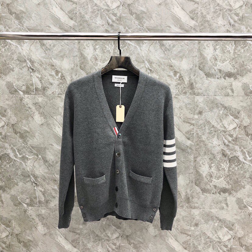 🔥 THOM BROWNE 汤姆布朗 TB马卡龙四杠棉纱开衫  情侣款开衫\n码数：1-4  颜色：浅蓝