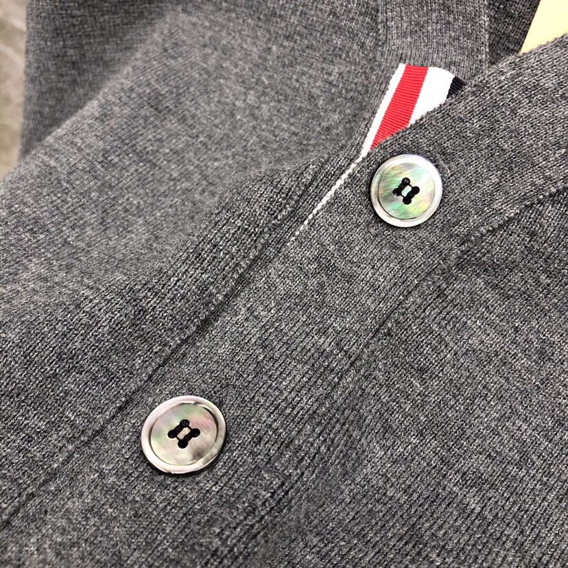 🔥 THOM BROWNE 汤姆布朗 TB马卡龙四杠棉纱开衫  情侣款开衫\n码数：1-4  颜色：浅蓝