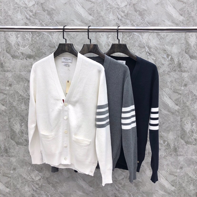 🔥 THOM BROWNE 汤姆布朗 TB马卡龙四杠棉纱开衫  情侣款开衫\n码数：1-4  颜色：浅蓝