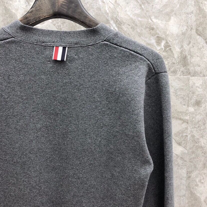 🔥 THOM BROWNE 汤姆布朗 TB马卡龙四杠棉纱开衫  情侣款开衫\n码数：1-4  颜色：浅蓝