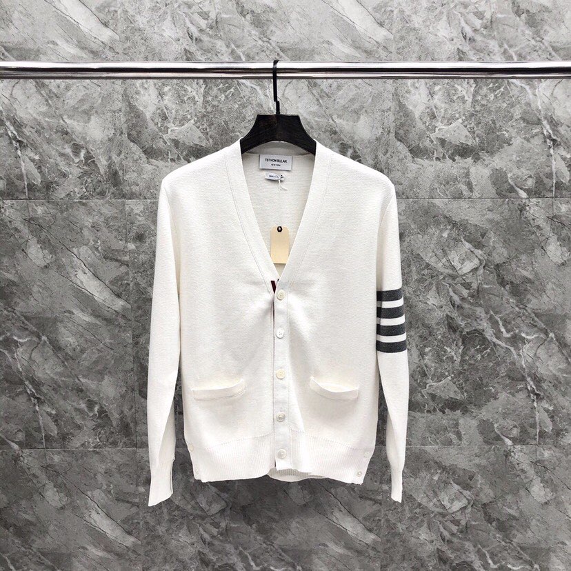 🔥 THOM BROWNE 汤姆布朗 TB马卡龙四杠棉纱开衫  情侣款开衫\n码数：1-4  颜色：浅蓝