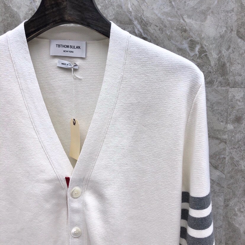 🔥 THOM BROWNE 汤姆布朗 TB马卡龙四杠棉纱开衫  情侣款开衫\n码数：1-4  颜色：浅蓝
