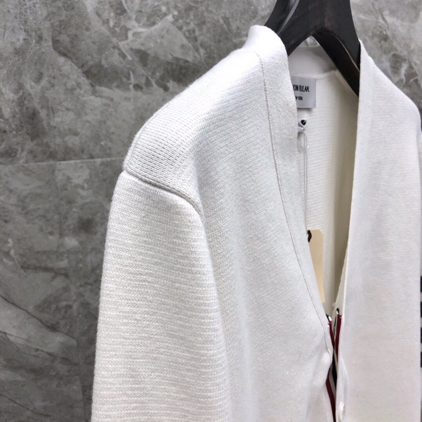 🔥 THOM BROWNE 汤姆布朗 TB马卡龙四杠棉纱开衫  情侣款开衫\n码数：1-4  颜色：浅蓝