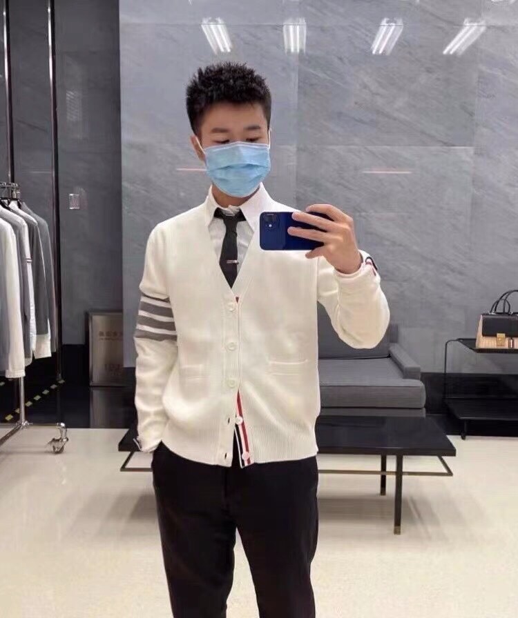 🔥 THOM BROWNE 汤姆布朗 TB马卡龙四杠棉纱开衫  情侣款开衫\n码数：1-4  颜色：浅蓝