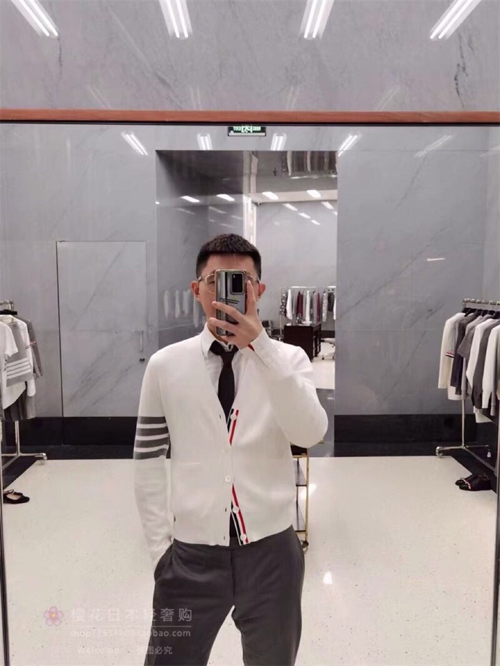 🔥 THOM BROWNE 汤姆布朗 TB马卡龙四杠棉纱开衫  情侣款开衫\n码数：1-4  颜色：浅蓝