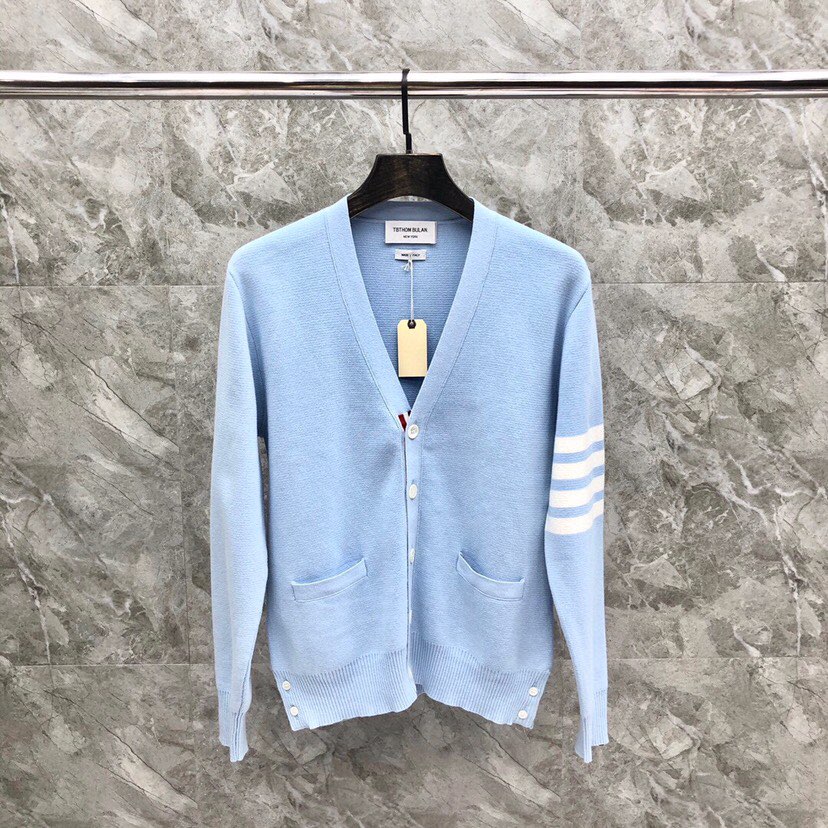 🔥 THOM BROWNE 汤姆布朗 TB马卡龙四杠棉纱开衫  情侣款开衫\n码数：1-4  颜色：浅蓝