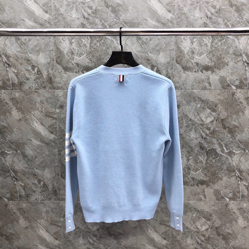 🔥 THOM BROWNE 汤姆布朗 TB马卡龙四杠棉纱开衫  情侣款开衫\n码数：1-4  颜色：浅蓝