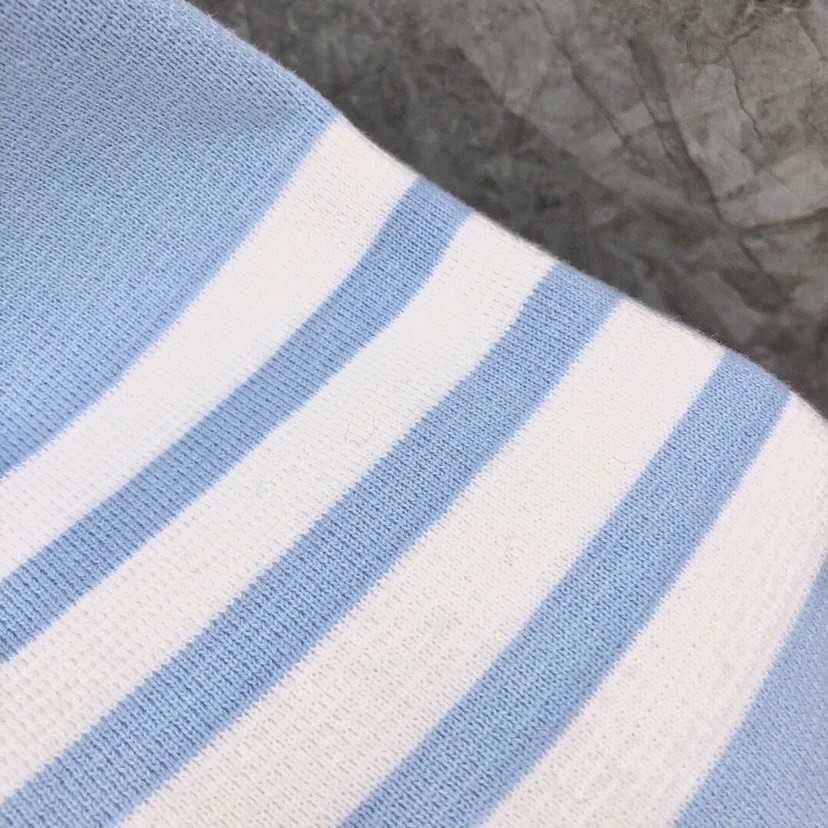 🔥 THOM BROWNE 汤姆布朗 TB马卡龙四杠棉纱开衫  情侣款开衫\n码数：1-4  颜色：浅蓝