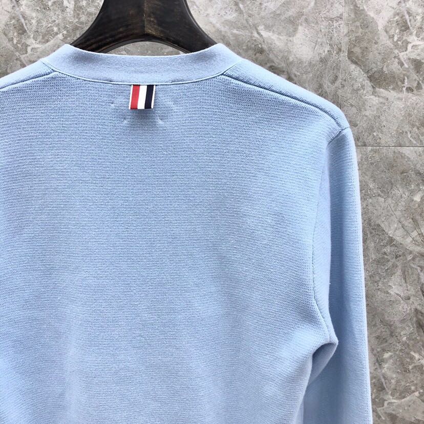 🔥 THOM BROWNE 汤姆布朗 TB马卡龙四杠棉纱开衫  情侣款开衫\n码数：1-4  颜色：浅蓝