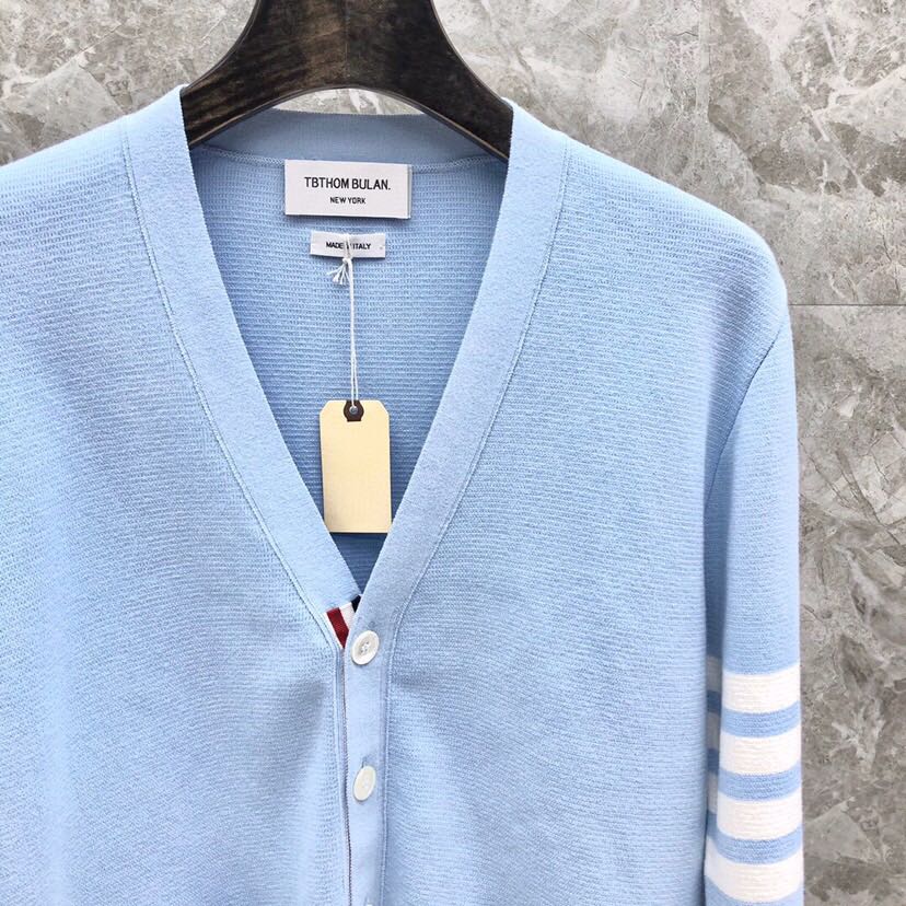 🔥 THOM BROWNE 汤姆布朗 TB马卡龙四杠棉纱开衫  情侣款开衫\n码数：1-4  颜色：浅蓝