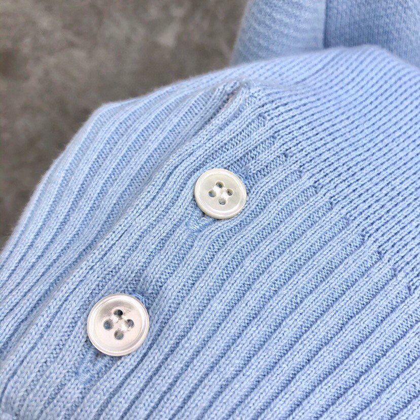 🔥 THOM BROWNE 汤姆布朗 TB马卡龙四杠棉纱开衫  情侣款开衫\n码数：1-4  颜色：浅蓝