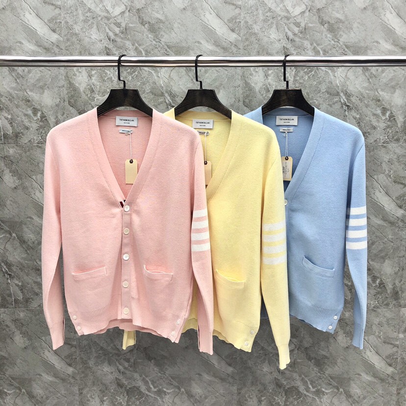 🔥 THOM BROWNE 汤姆布朗 TB马卡龙四杠棉纱开衫  情侣款开衫\n码数：1-4  颜色：浅蓝