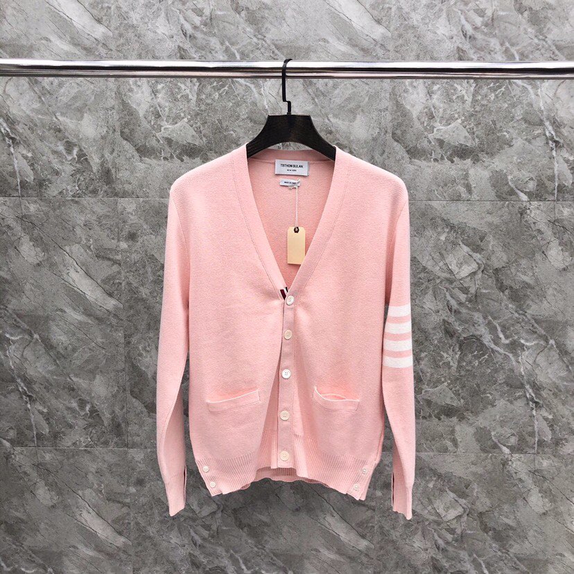 🔥 THOM BROWNE 汤姆布朗 TB马卡龙四杠棉纱开衫  情侣款开衫\n码数：1-4  颜色：浅蓝