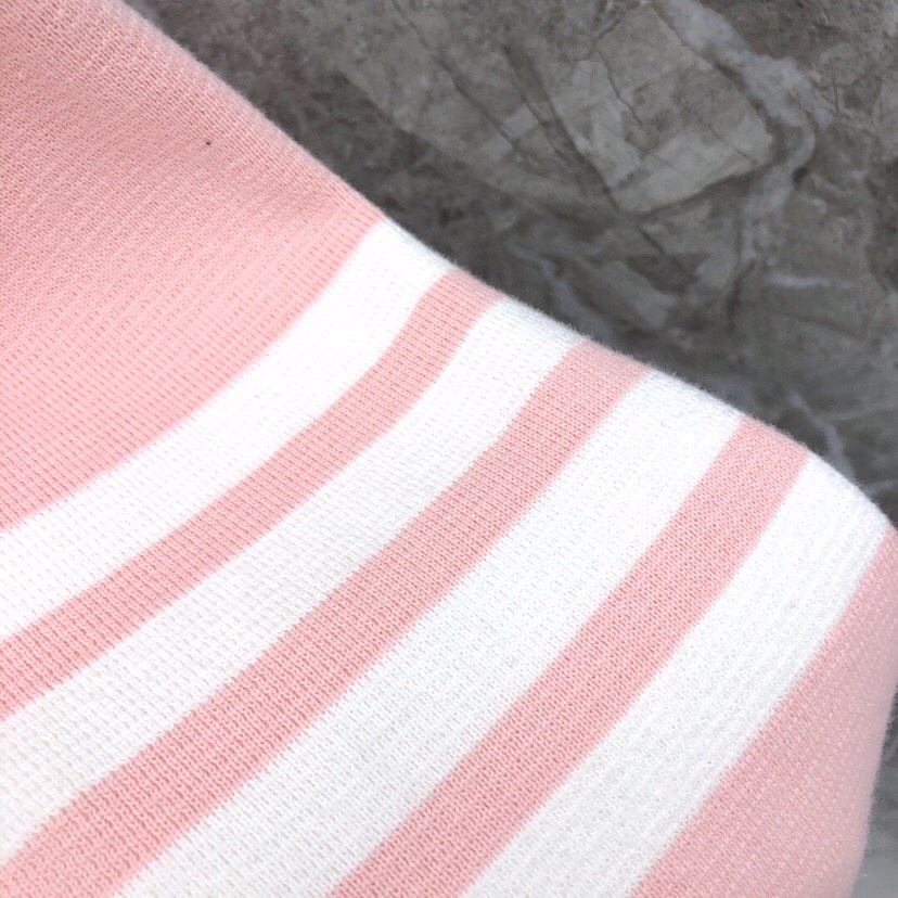 🔥 THOM BROWNE 汤姆布朗 TB马卡龙四杠棉纱开衫  情侣款开衫\n码数：1-4  颜色：浅蓝