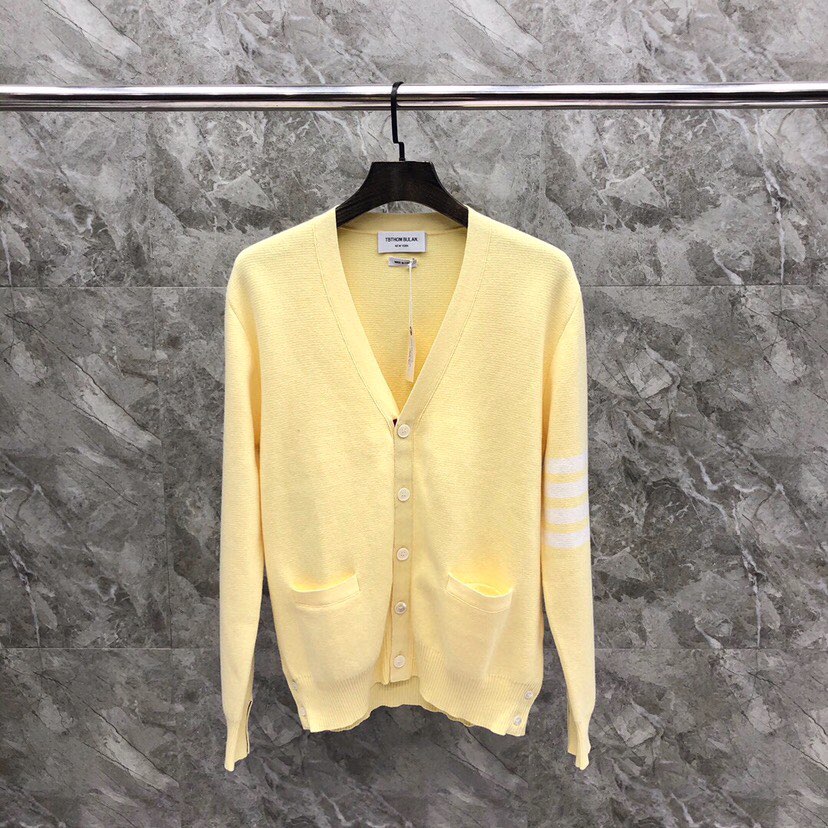 🔥 THOM BROWNE 汤姆布朗 TB马卡龙四杠棉纱开衫  情侣款开衫\n码数：1-4  颜色：浅蓝