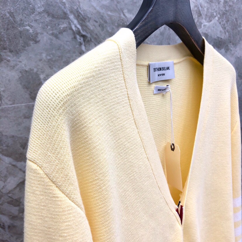 🔥 THOM BROWNE 汤姆布朗 TB马卡龙四杠棉纱开衫  情侣款开衫\n码数：1-4  颜色：浅蓝