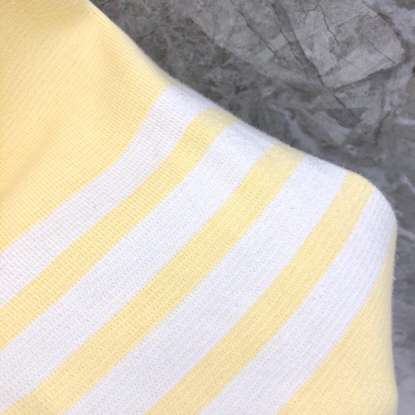 🔥 THOM BROWNE 汤姆布朗 TB马卡龙四杠棉纱开衫  情侣款开衫\n码数：1-4  颜色：浅蓝