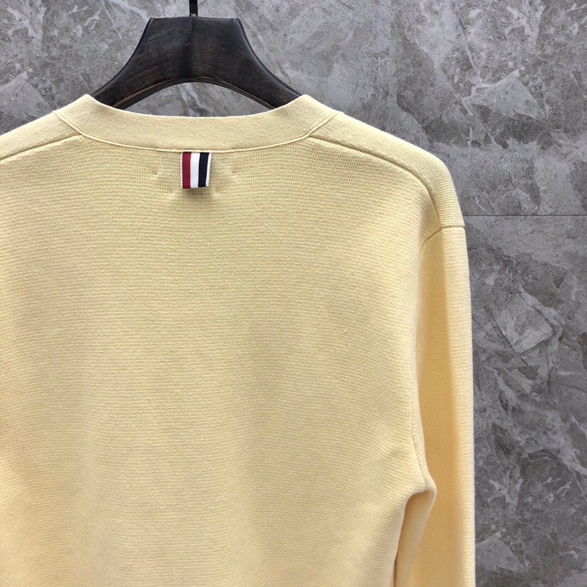 🔥 THOM BROWNE 汤姆布朗 TB马卡龙四杠棉纱开衫  情侣款开衫\n码数：1-4  颜色：浅蓝