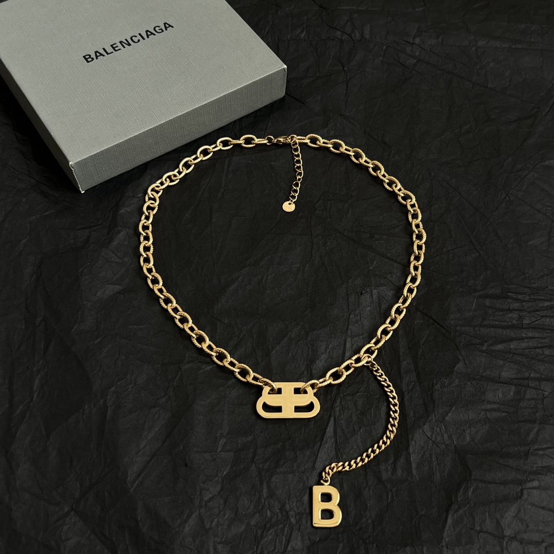 【】巴黎世家 Balenciaga 项链 简单大方 大牌金质感饱满 ，搭配衣服超好看 ！
