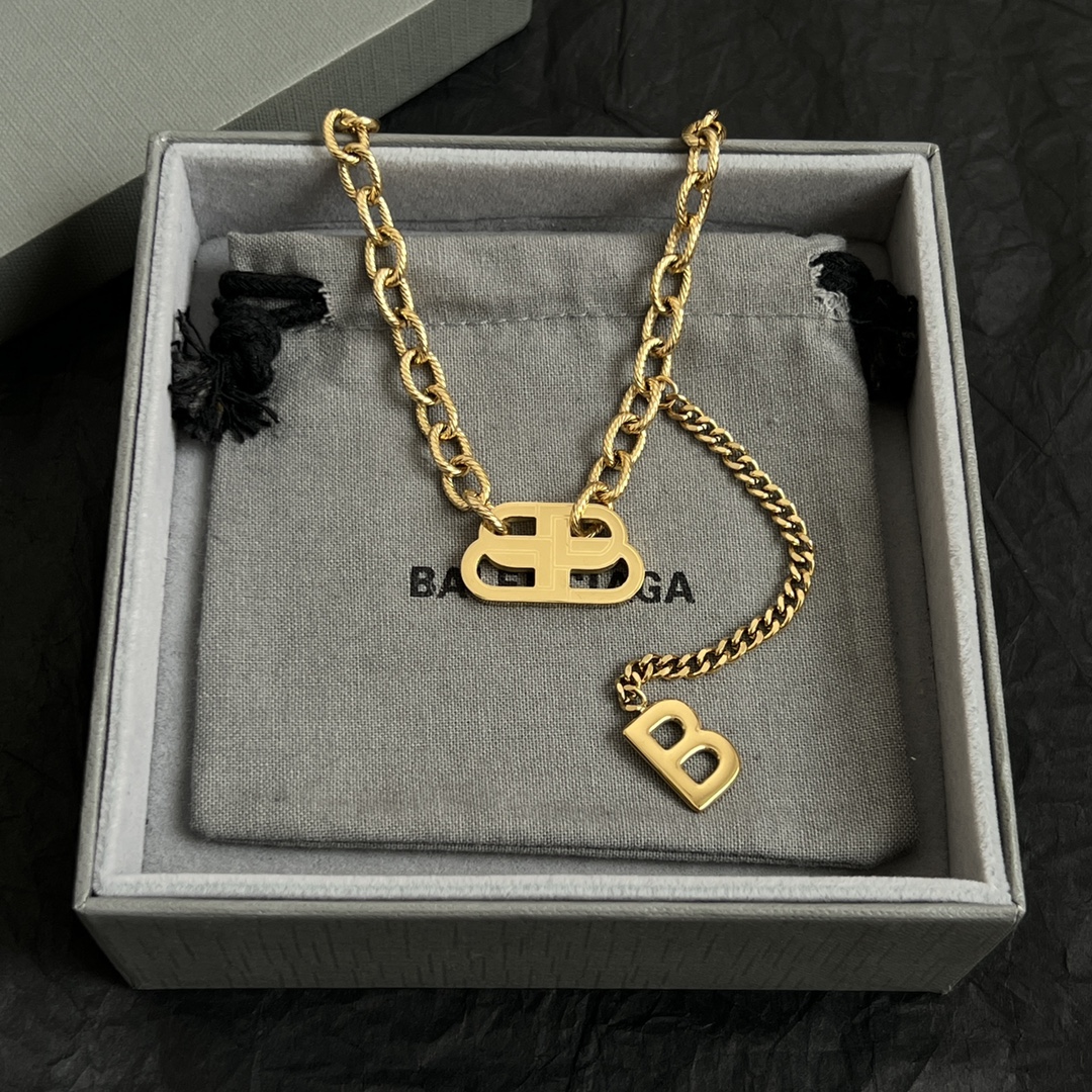 【】巴黎世家 Balenciaga 项链 简单大方 大牌金质感饱满 ，搭配衣服超好看 ！