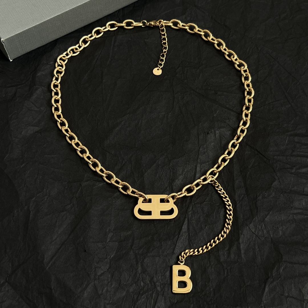 【】巴黎世家 Balenciaga 项链 简单大方 大牌金质感饱满 ，搭配衣服超好看 ！