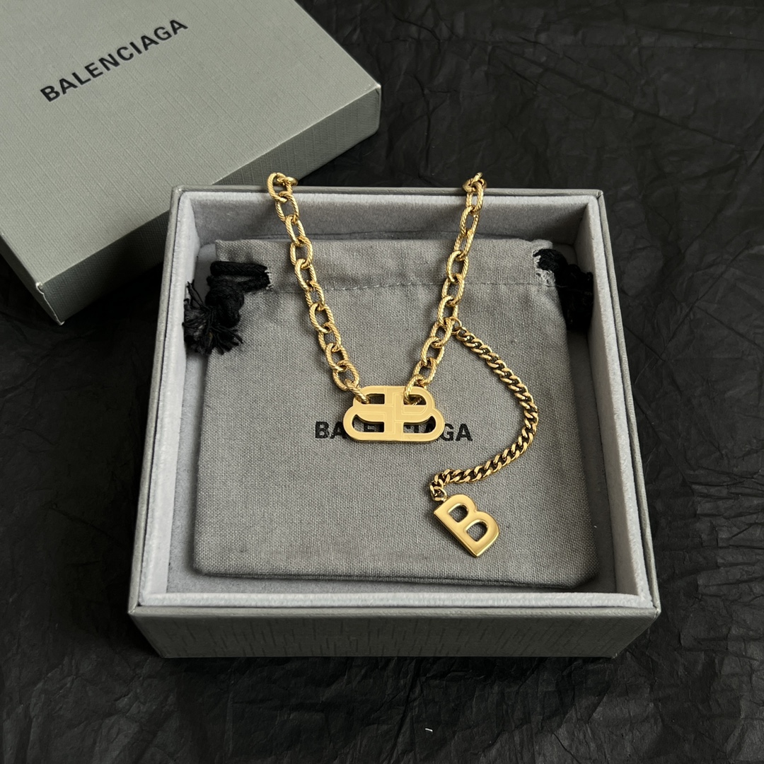 【】巴黎世家 Balenciaga 项链 简单大方 大牌金质感饱满 ，搭配衣服超好看 ！