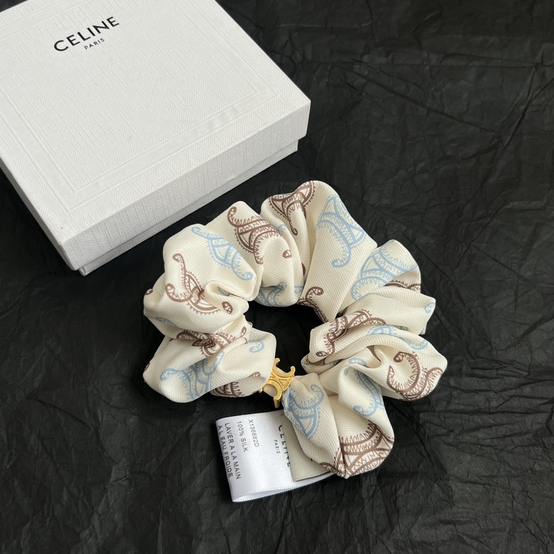 【】𝗖𝗘𝗟𝗜𝗡𝗘 赛琳 最新春夏发圈 超炸Chic感 ，优雅时尚、文艺个性，带给你时髦体验 墙裂推荐 谁