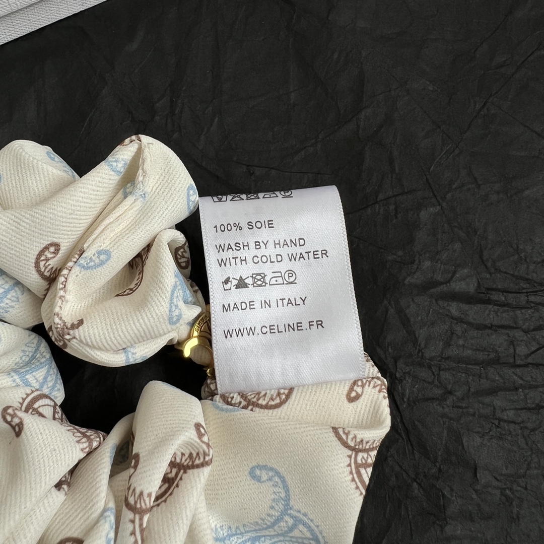 【】𝗖𝗘𝗟𝗜𝗡𝗘 赛琳 最新春夏发圈 超炸Chic感 ，优雅时尚、文艺个性，带给你时髦体验 墙裂推荐 谁