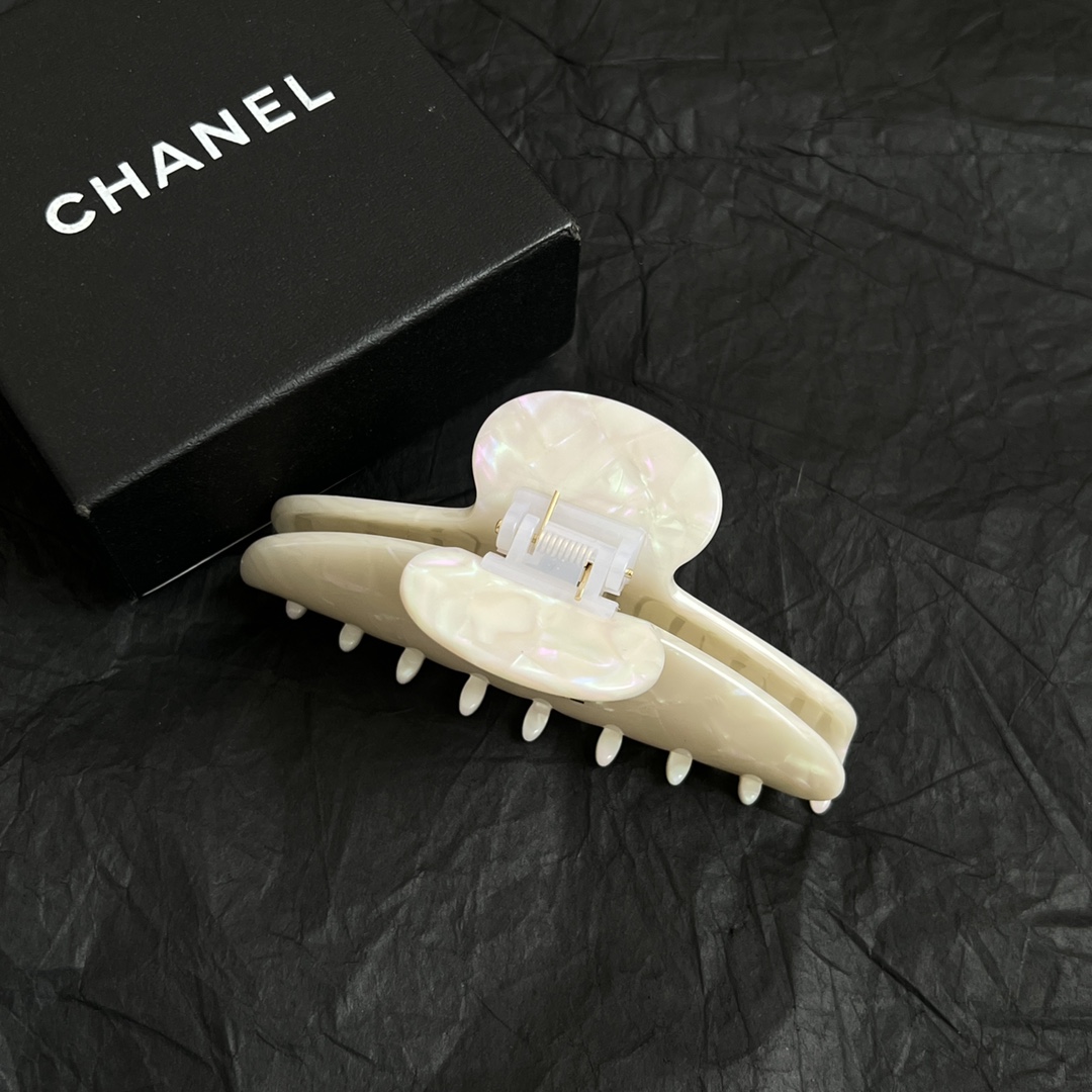 【】chaneL 小香中古发夹
超洋气的古铜色  配上经典双C家抓夹夹  
简直颜值爆棚 🤎太喜欢了  