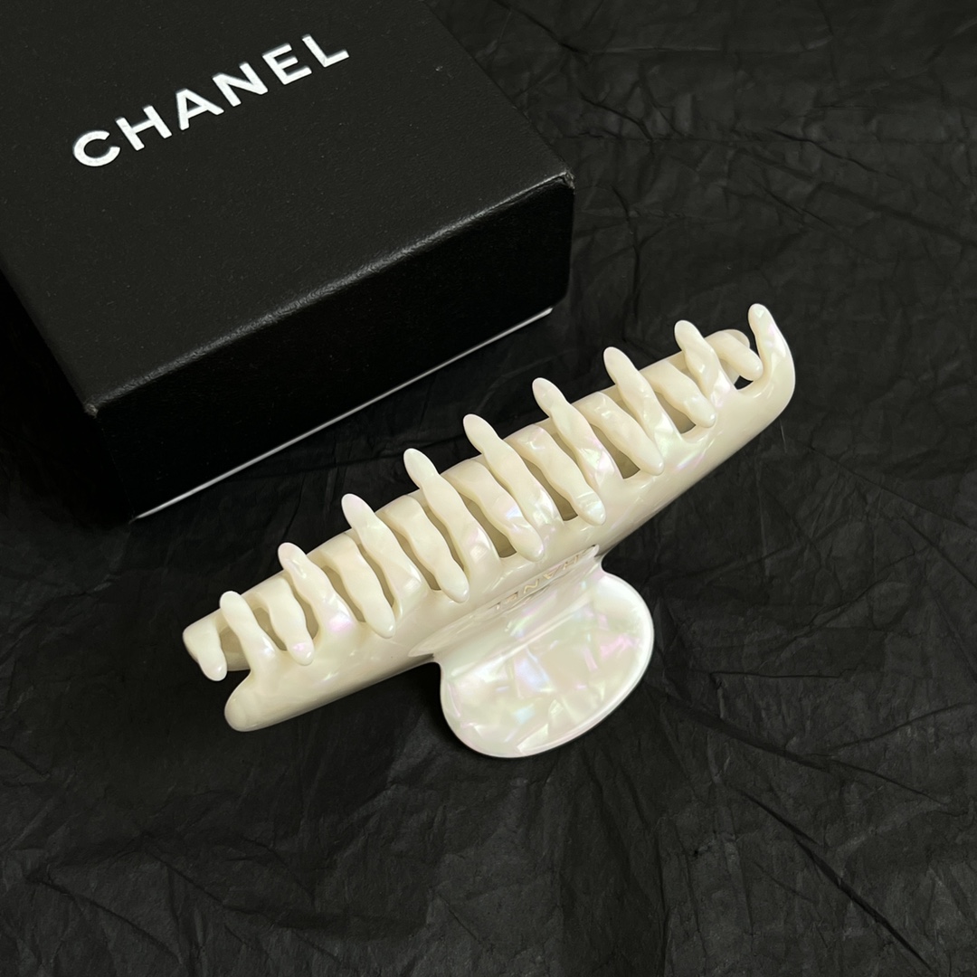 【】chaneL 小香中古发夹
超洋气的古铜色  配上经典双C家抓夹夹  
简直颜值爆棚 🤎太喜欢了  