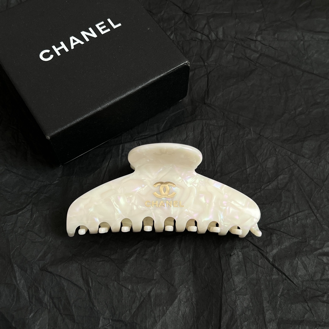 【】chaneL 小香中古发夹
超洋气的古铜色  配上经典双C家抓夹夹  
简直颜值爆棚 🤎太喜欢了  