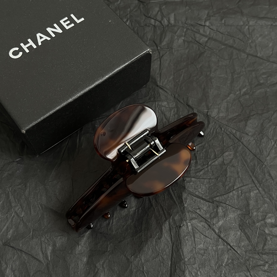 【】chaneL 小香中古发夹
超洋气的古铜色  配上经典双C家抓夹夹  
简直颜值爆棚 🤎太喜欢了  