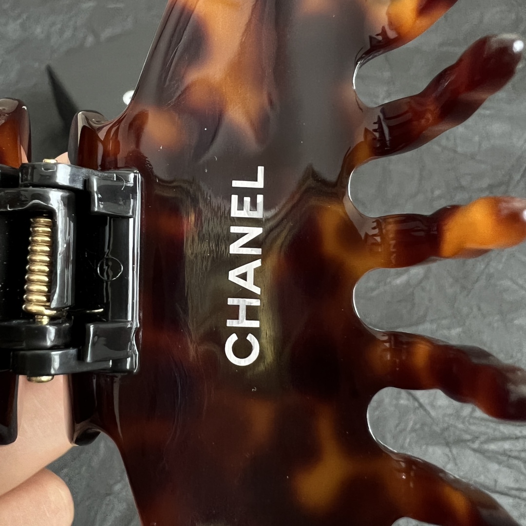 【】chaneL 小香中古发夹
超洋气的古铜色  配上经典双C家抓夹夹  
简直颜值爆棚 🤎太喜欢了  