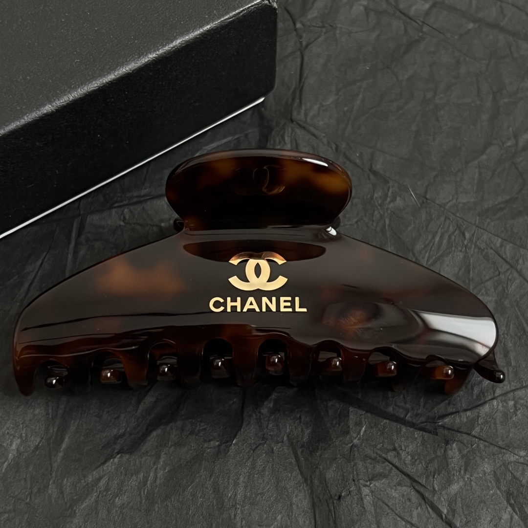 【】chaneL 小香中古发夹
超洋气的古铜色  配上经典双C家抓夹夹  
简直颜值爆棚 🤎太喜欢了  