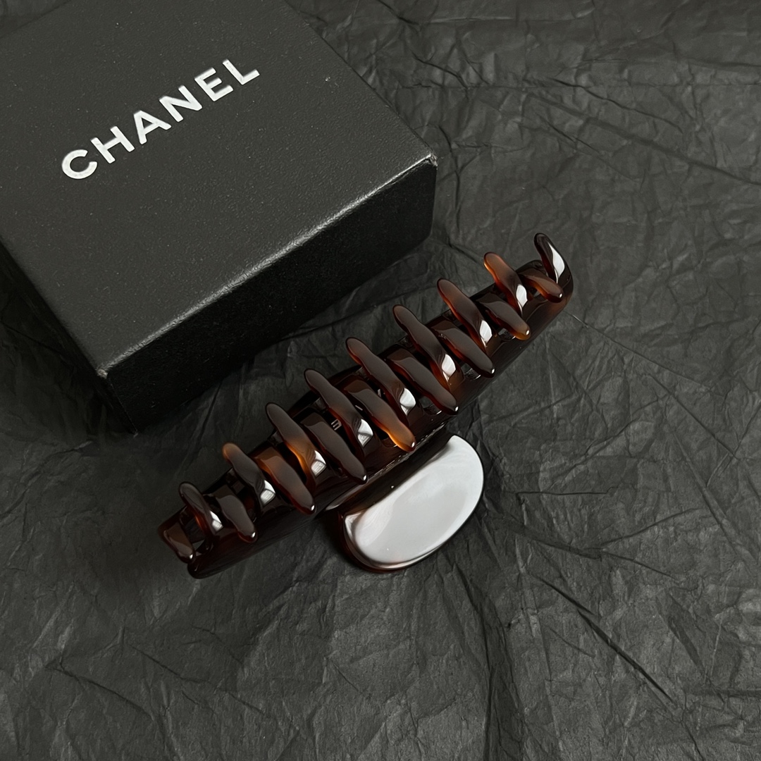 【】chaneL 小香中古发夹
超洋气的古铜色  配上经典双C家抓夹夹  
简直颜值爆棚 🤎太喜欢了  