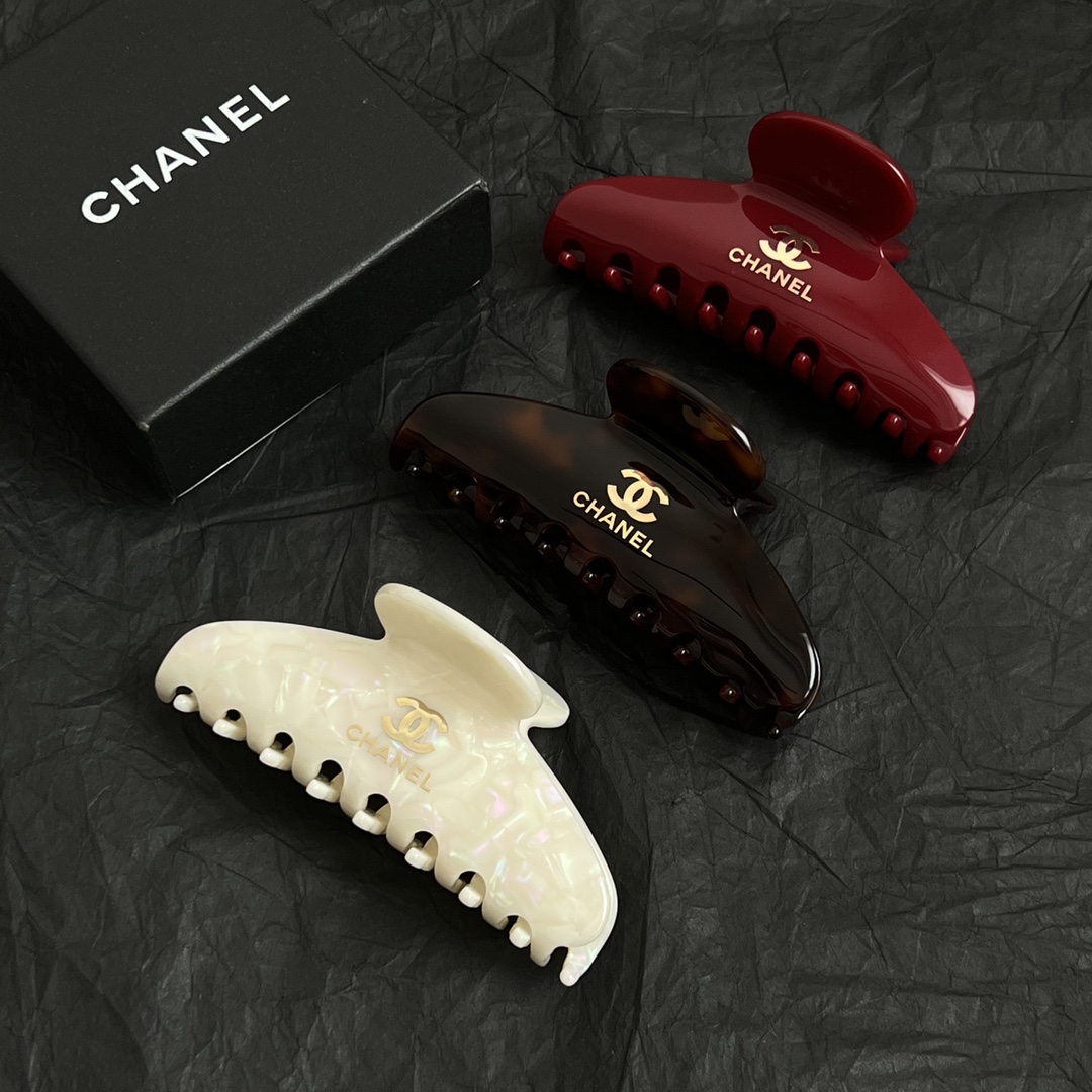 【】chaneL 小香中古发夹
超洋气的古铜色  配上经典双C家抓夹夹  
简直颜值爆棚 🤎太喜欢了  