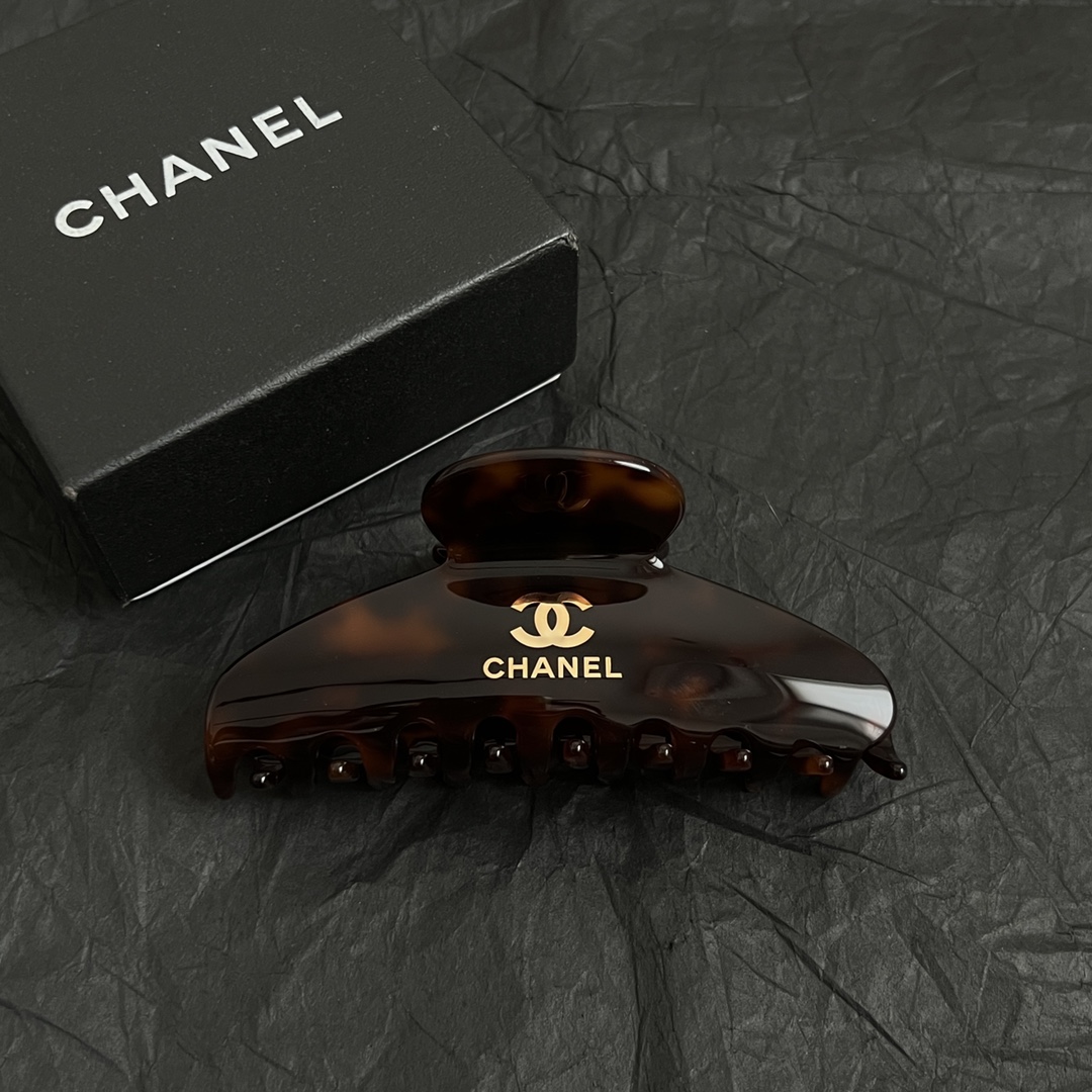 【】chaneL 小香中古发夹
超洋气的古铜色  配上经典双C家抓夹夹  
简直颜值爆棚 🤎太喜欢了  