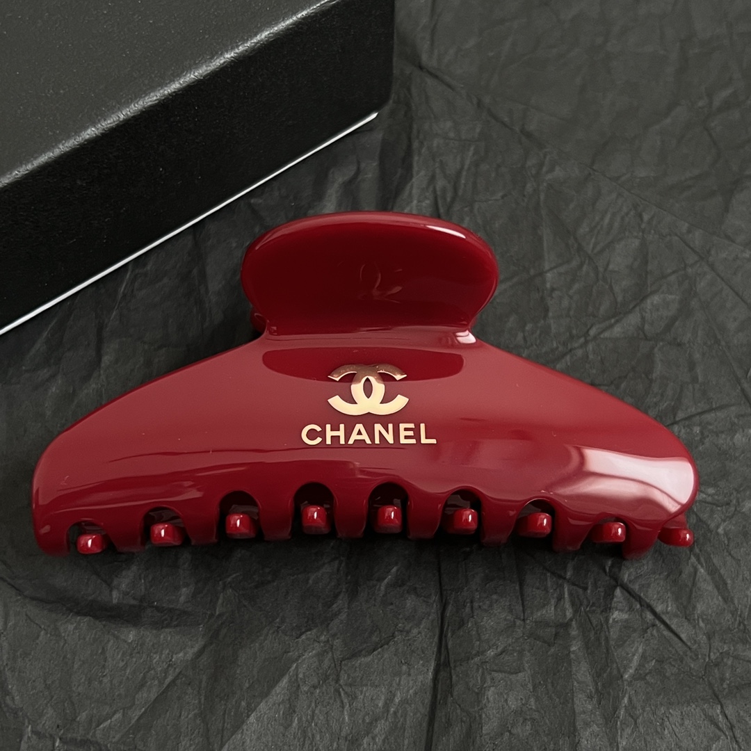 【】chaneL 小香中古发夹
超洋气的古铜色  配上经典双C家抓夹夹  
简直颜值爆棚 🤎太喜欢了  
