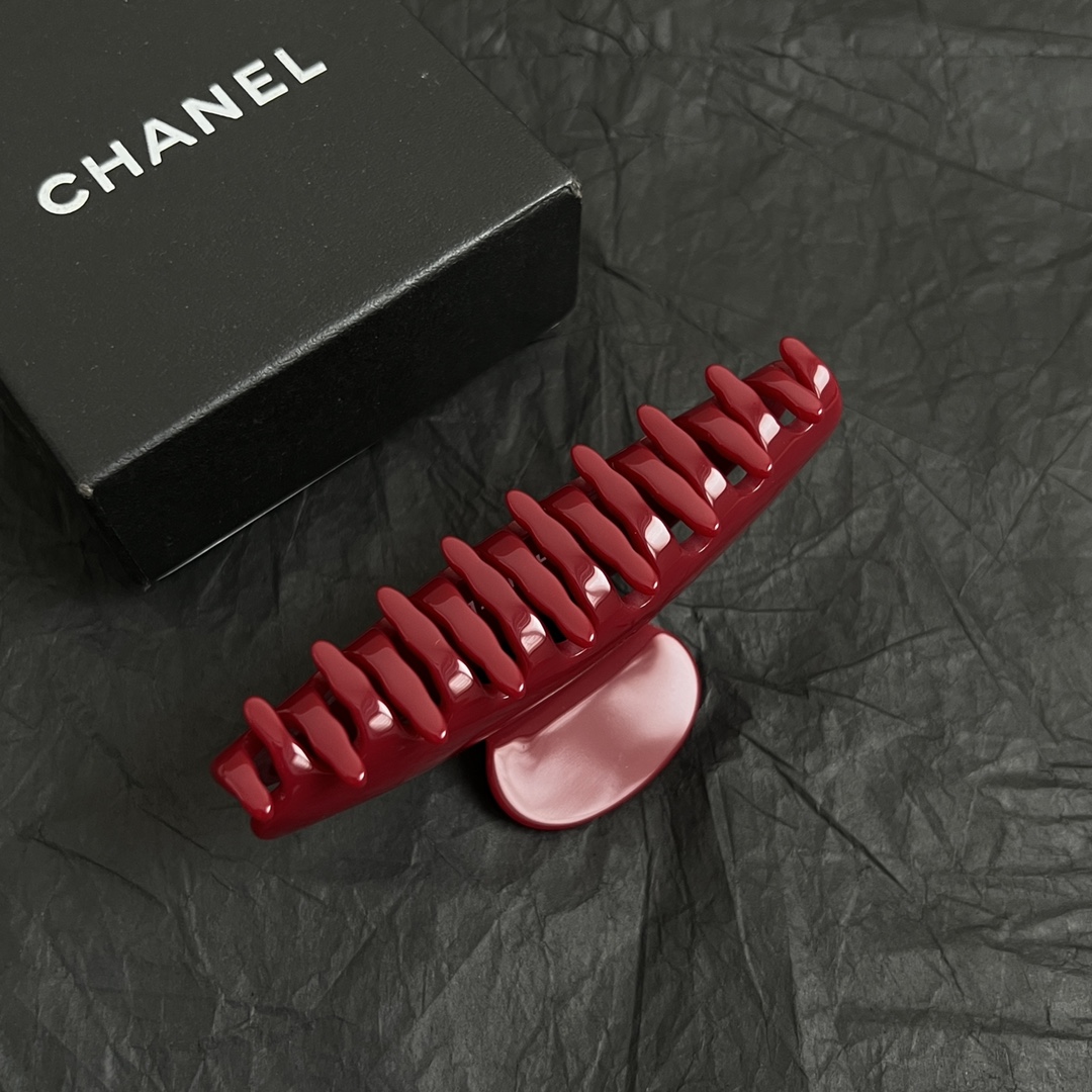 【】chaneL 小香中古发夹
超洋气的古铜色  配上经典双C家抓夹夹  
简直颜值爆棚 🤎太喜欢了  