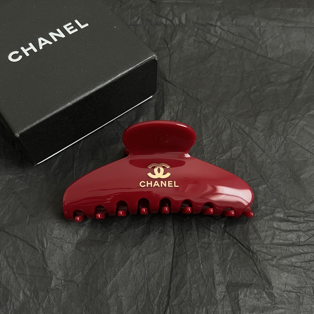 【】chaneL 小香中古发夹
超洋气的古铜色  配上经典双C家抓夹夹  
简直颜值爆棚 🤎太喜欢了  