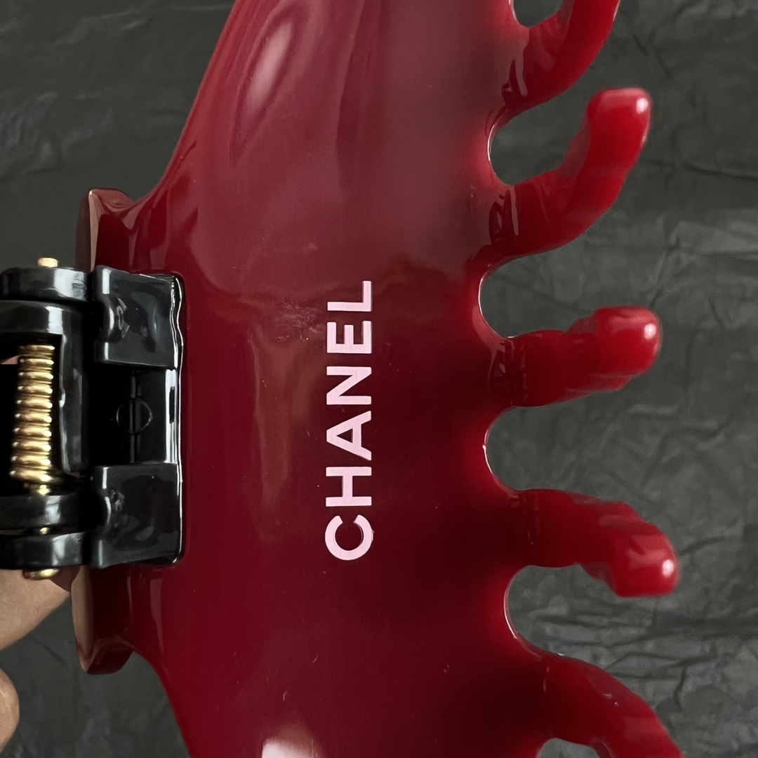 【】chaneL 小香中古发夹
超洋气的古铜色  配上经典双C家抓夹夹  
简直颜值爆棚 🤎太喜欢了  