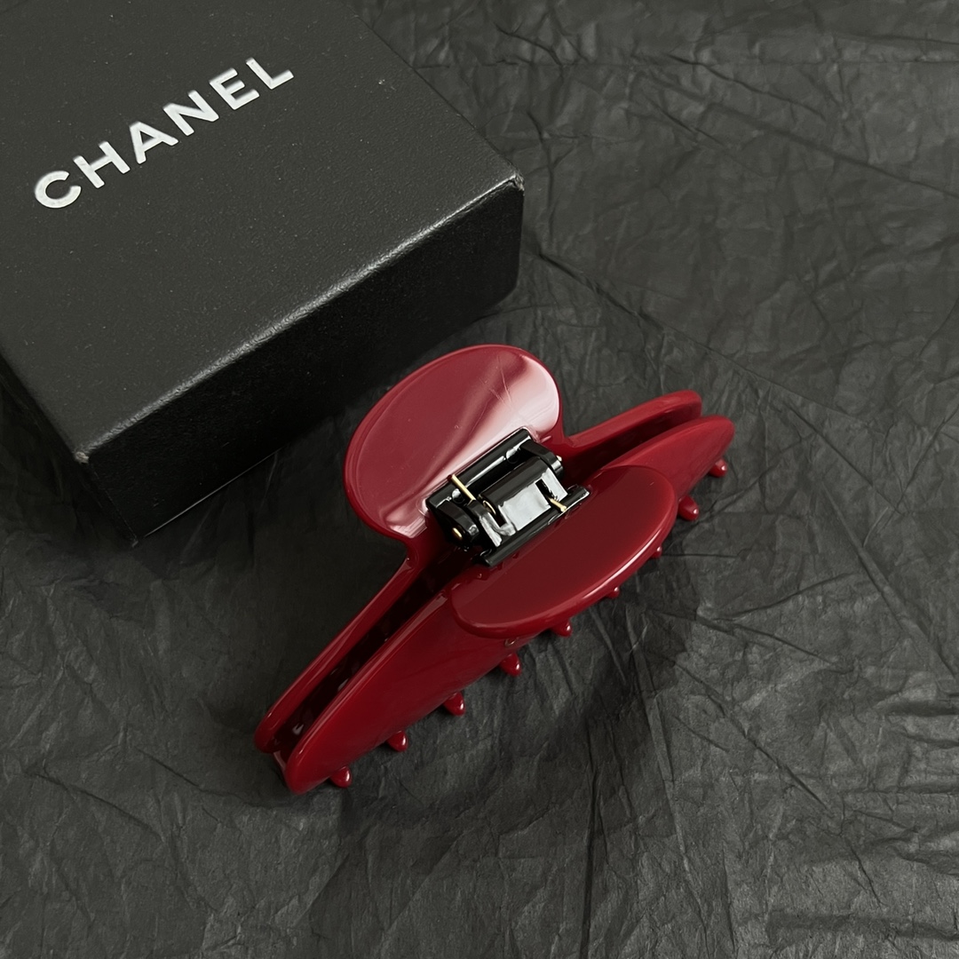 【】chaneL 小香中古发夹
超洋气的古铜色  配上经典双C家抓夹夹  
简直颜值爆棚 🤎太喜欢了  
