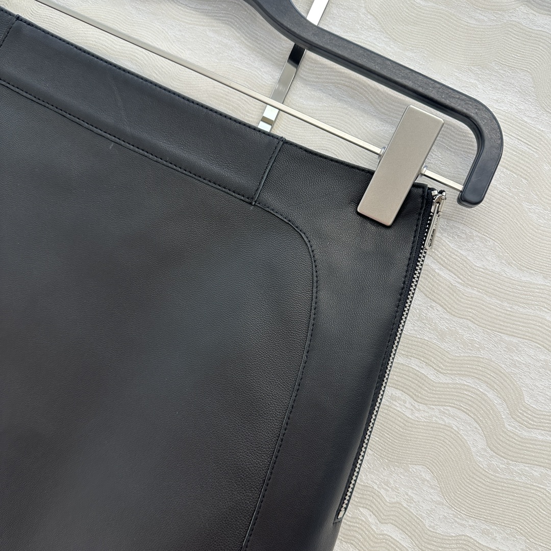 独家首发！高端原单❤️品质控衣橱必入！H顶级小羊皮半裙！顶级皮质超级细腻！极简主义立体弧形剪裁。手工油边