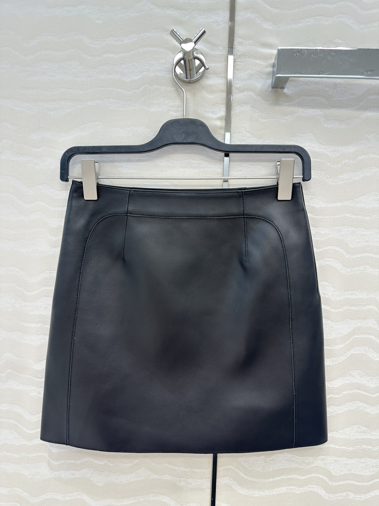 独家首发！高端原单❤️品质控衣橱必入！H顶级小羊皮半裙！顶级皮质超级细腻！极简主义立体弧形剪裁。手工油边