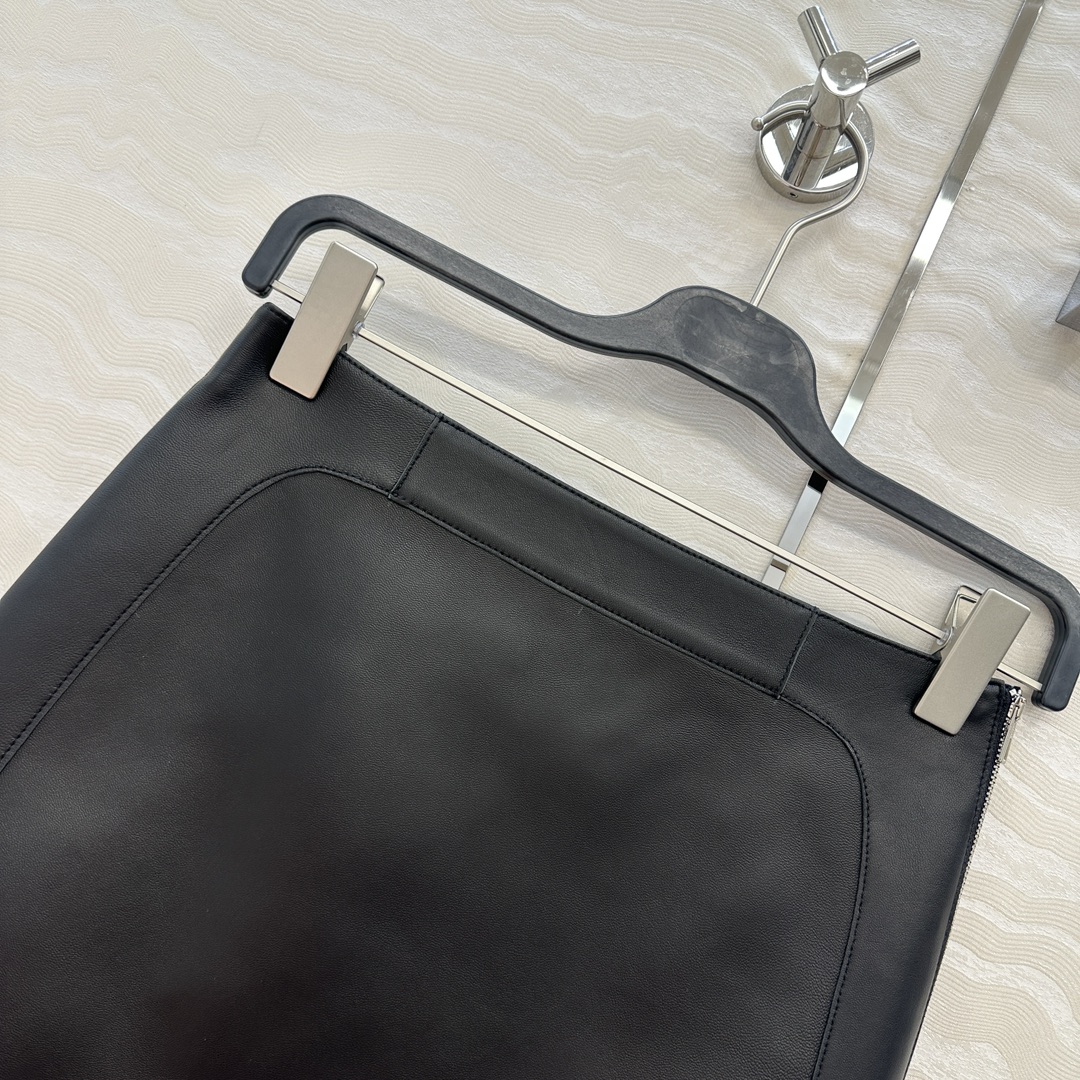 独家首发！高端原单❤️品质控衣橱必入！H顶级小羊皮半裙！顶级皮质超级细腻！极简主义立体弧形剪裁。手工油边