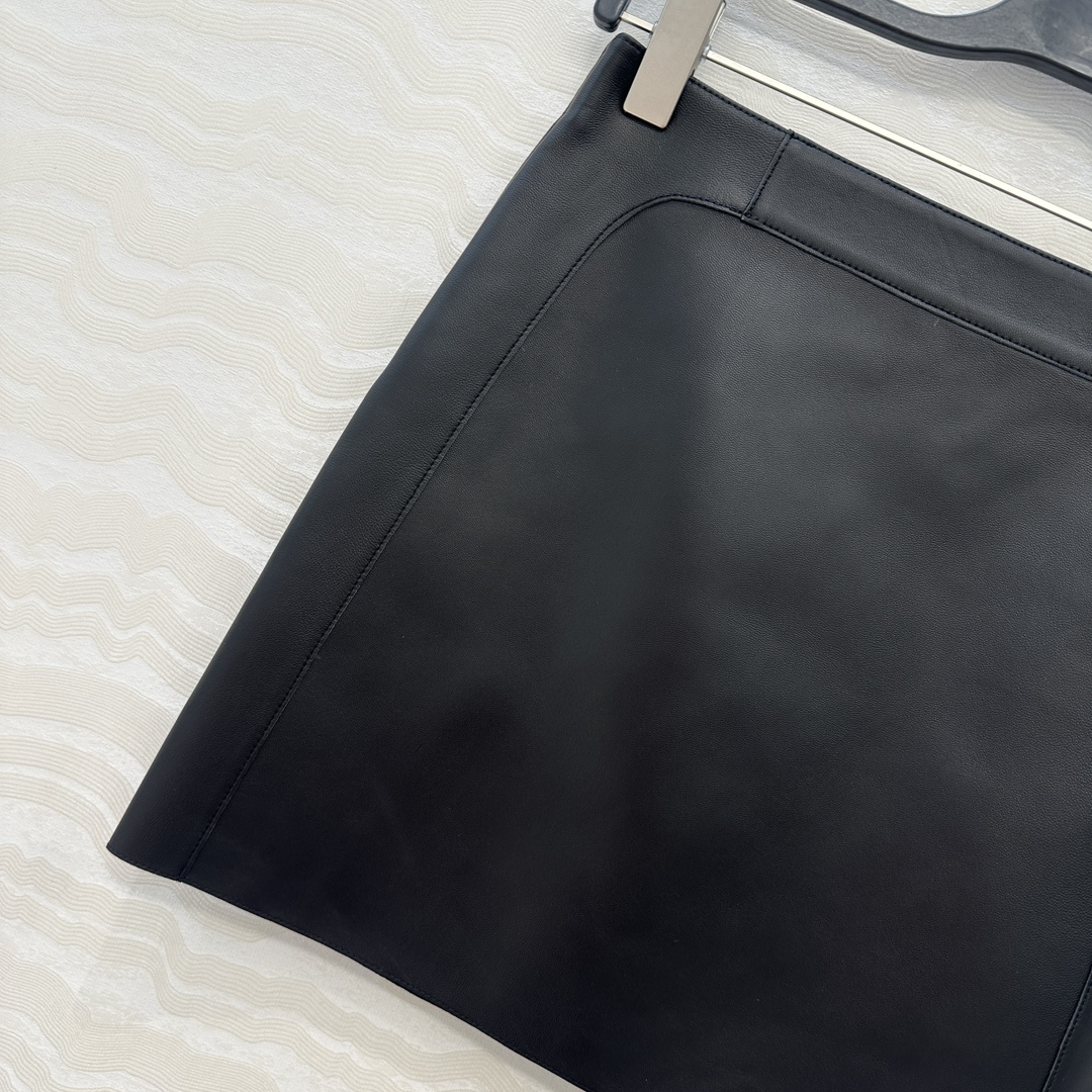 独家首发！高端原单❤️品质控衣橱必入！H顶级小羊皮半裙！顶级皮质超级细腻！极简主义立体弧形剪裁。手工油边