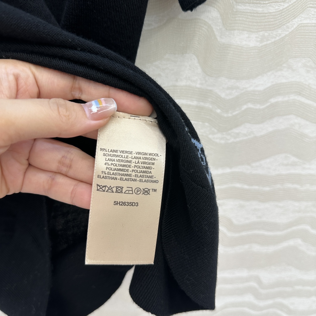 独家首发，原单品质❤️H高智感穿搭！早秋新品提花短袖上衣！18针进口100%羊毛纱线细腻柔软的手感无敌赞