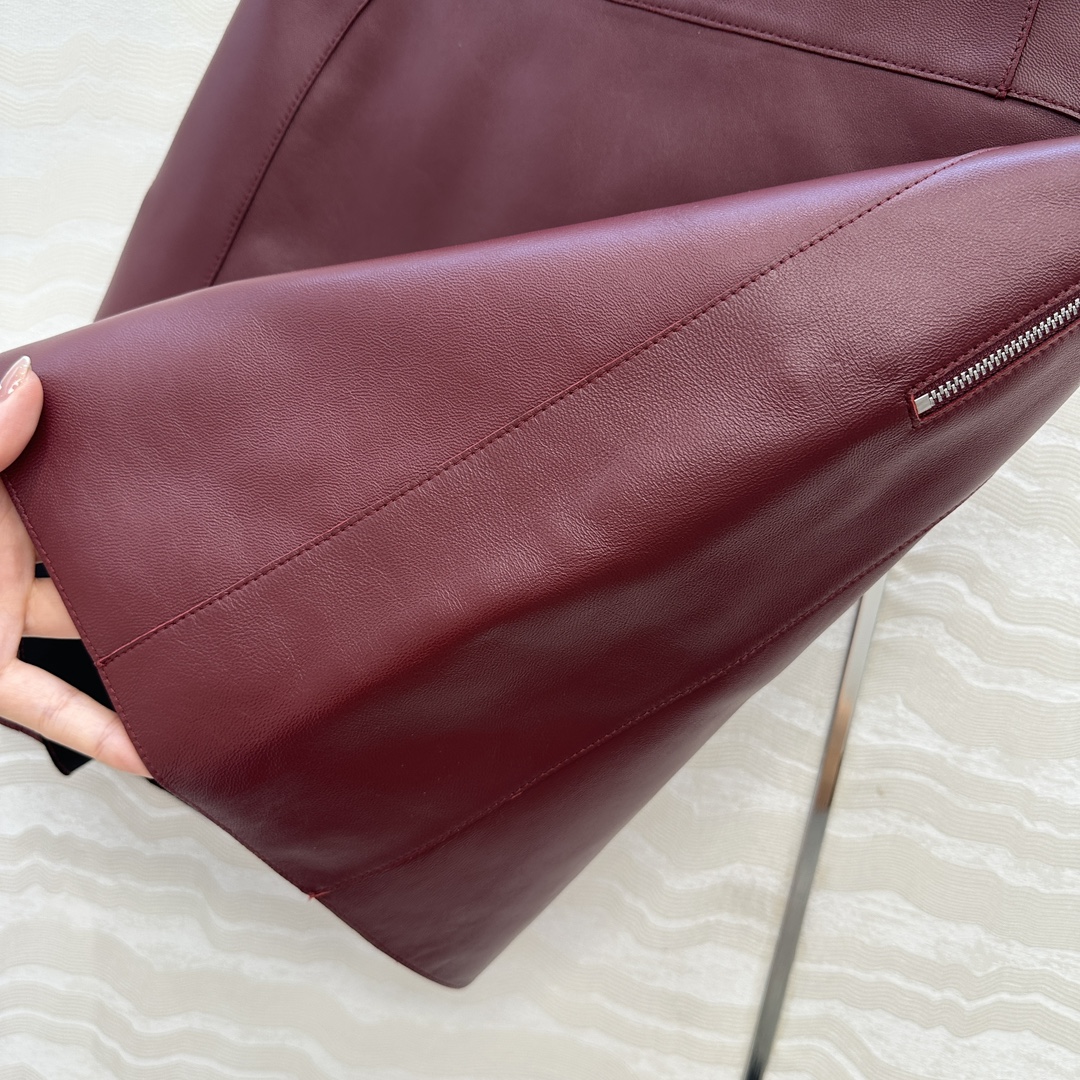 独家首发！高端原单❤️品质控衣橱必入！H顶级小羊皮半裙！顶级皮质超级细腻！极简主义立体弧形剪裁。手工油边