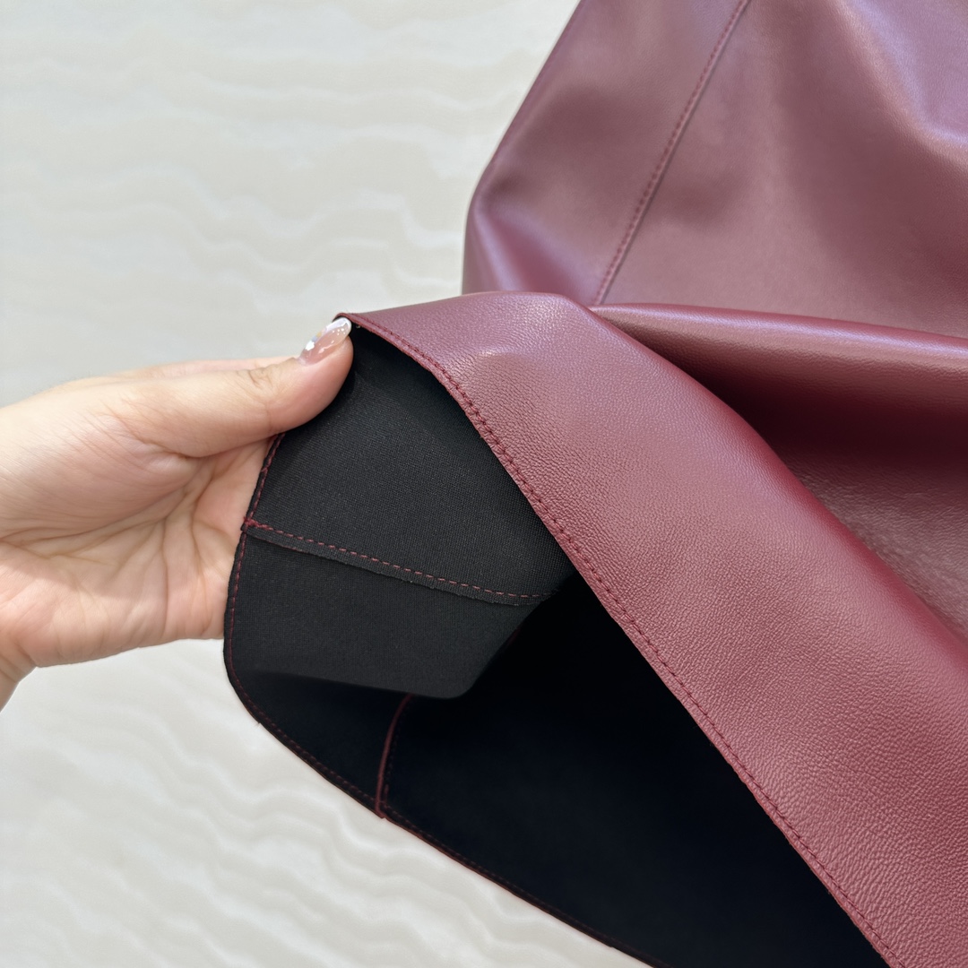 独家首发！高端原单❤️品质控衣橱必入！H顶级小羊皮半裙！顶级皮质超级细腻！极简主义立体弧形剪裁。手工油边